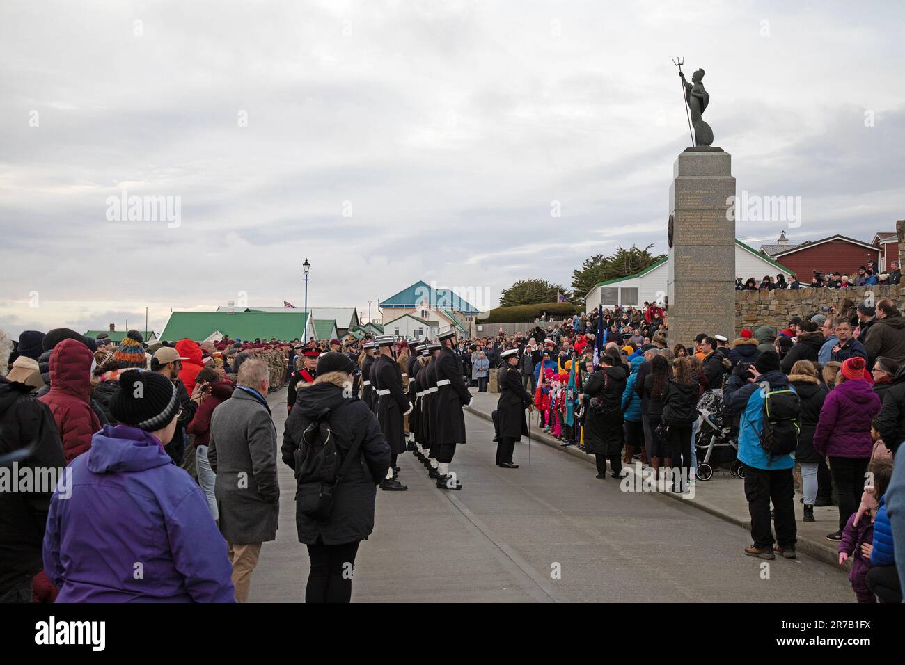 14. Juni 2023 Stanley, Falklandinseln, am 14. Juni 1982 marschierten die britischen Truppen nach Stanley auf den Falklandinseln, um die Stadt von der Invasion der argentinischen Streitkräfte zu befreien und damit den 74-tägigen Falklandkrieg zu beenden. Dieses Datum, der 14. Juni, wird jedes Jahr auf den Falklandinseln gefeiert, an einem Feiertag und an einem Tag des Dankes. Es ist auch ein Feiertag. Die Bewohner von Stanley mischen sich mit Mitgliedern der derzeitigen britischen Streitkräfte auf den Falkland-Inseln, zusammen mit Kriegsveteranen, um das Falklands war Memorial 1982. Kredit: Rob Carter/Alamy Live New Stockfoto