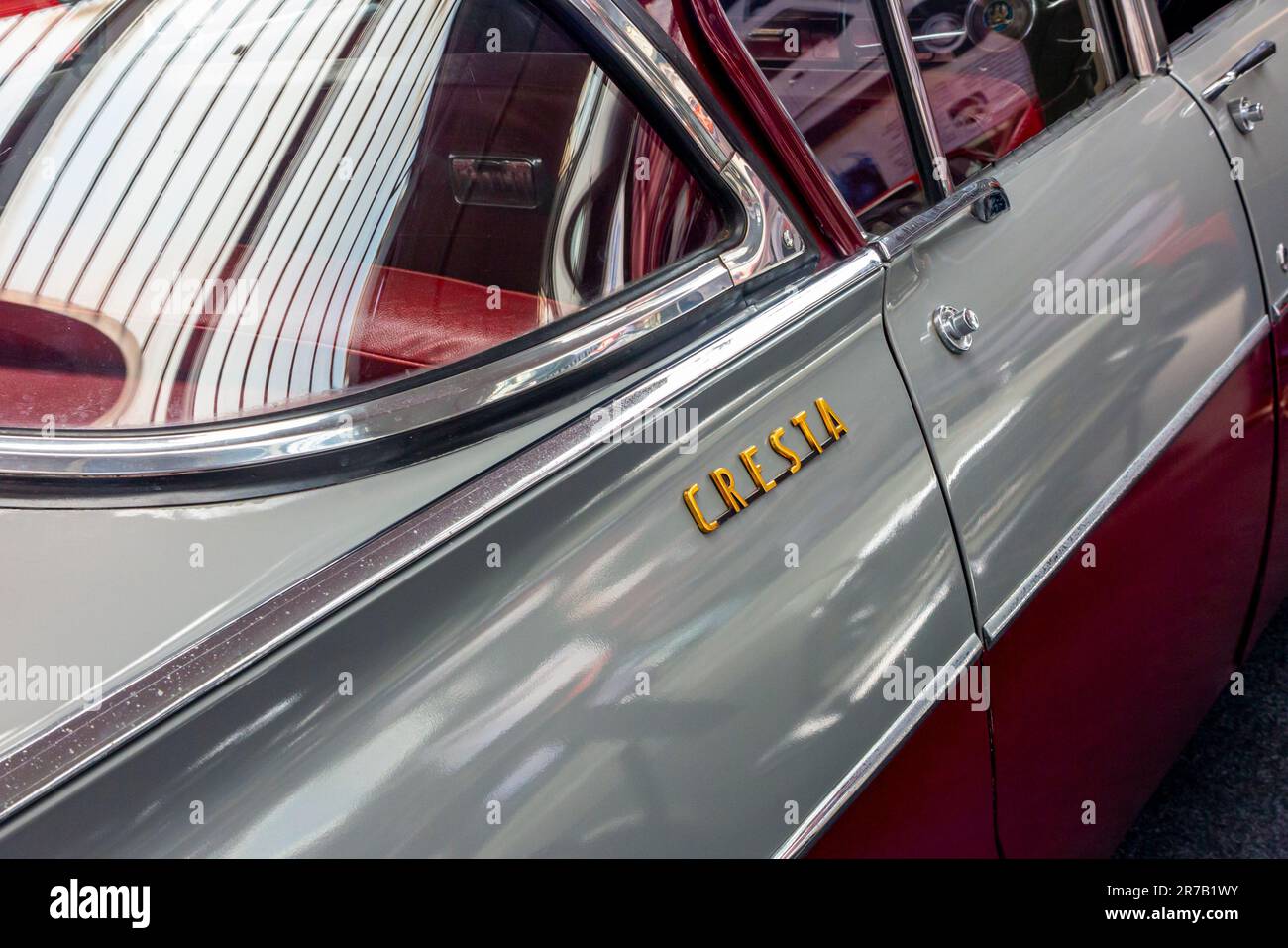 Details mit zweifarbiger Lackierung, Heckscheibe und Namensschild auf einem Vauxhall Cresta PA, einem britischen Limousinenwagen, der zwischen 1957 und 1962 gebaut wurde Stockfoto