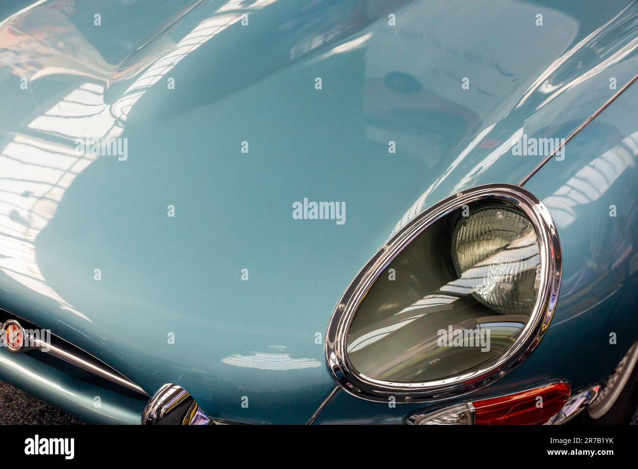 Detaildarstellung von Scheinwerfer und Motorhaube bei einem Jaguar Coupé vom Typ E, einem britischen Sportwagen, der zwischen 1961 und 1974 von Malcolm Sayer gebaut wurde. Stockfoto