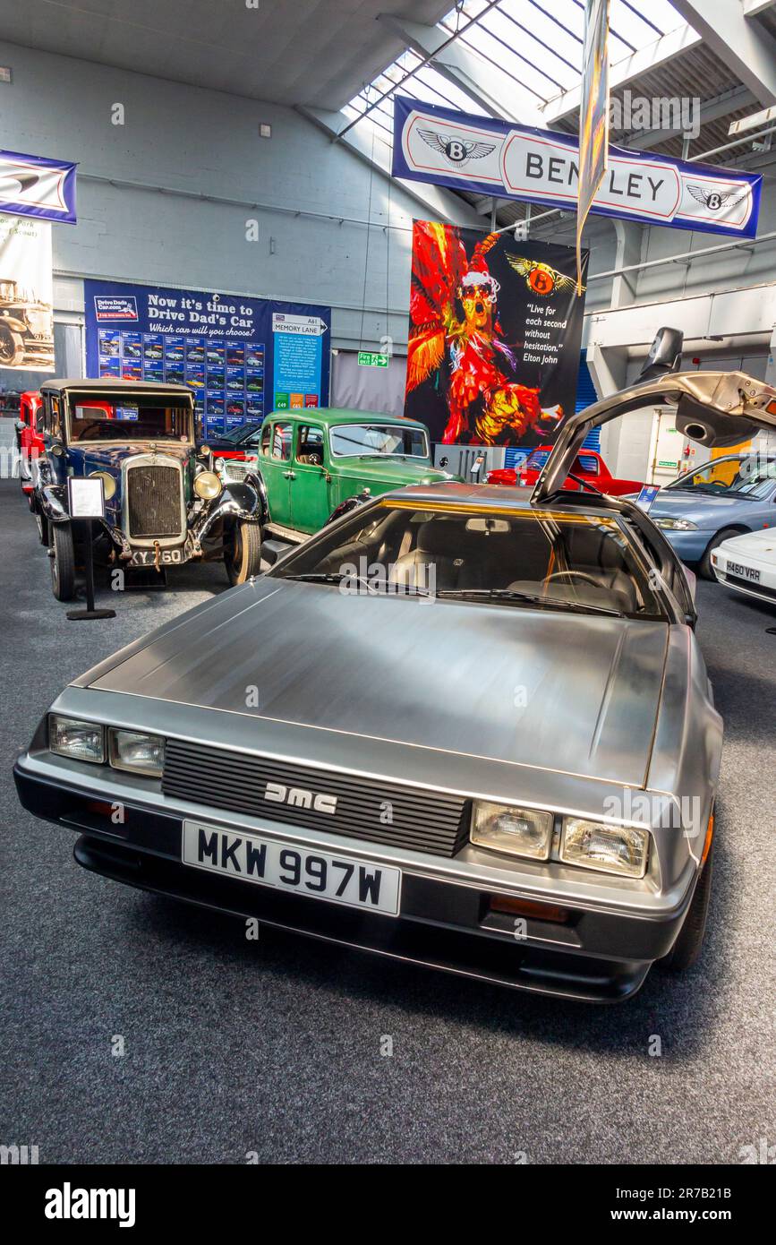 DMC DeLorean unter den Autos, die auf der Great British Car Journey ausgestellt sind ein Museum und eine Touristenattraktion in Ambergate Derbyshire England. Stockfoto