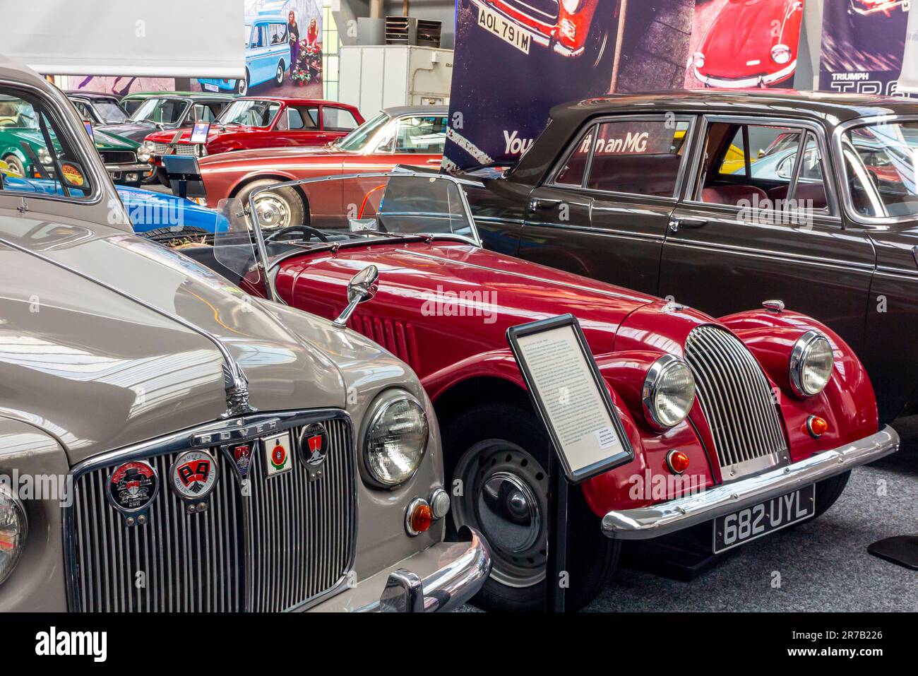 Die ausgestellten Autos im Great British Car Journey Museum und Touristenattraktion in Ambergate Derbyshire England. Stockfoto
