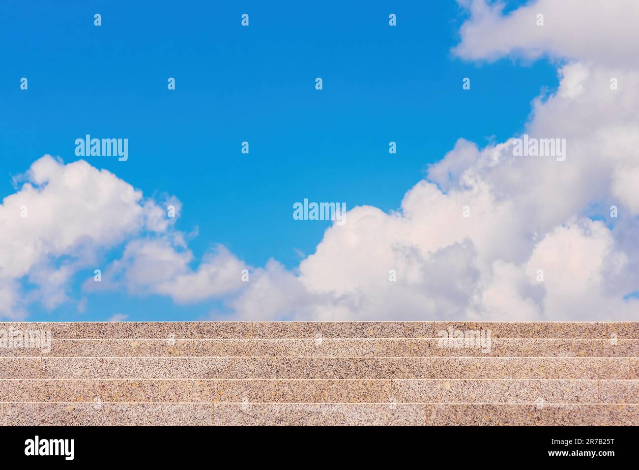 Schritte zum Himmel. Blick auf die Treppe, den hellen Himmel und die Wolken. Das Konzept des Aufstiegs Stockfoto