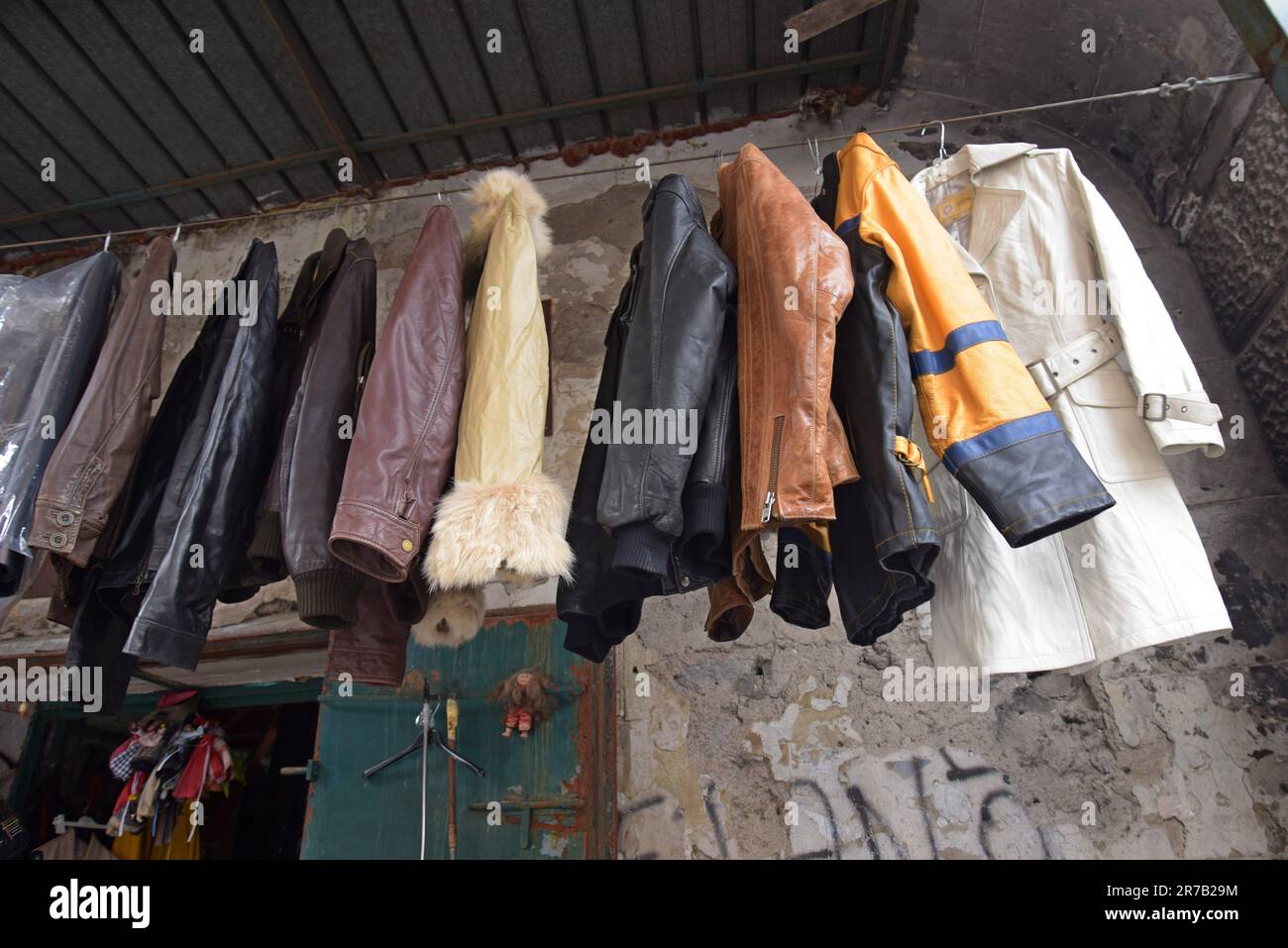 Eine große Auswahl an Lederjacken wird auf dem Vintage- und Retro-Bekleidungsmarkt von Pugliano in Ercolano, Neapel, Italien, angeboten Stockfoto