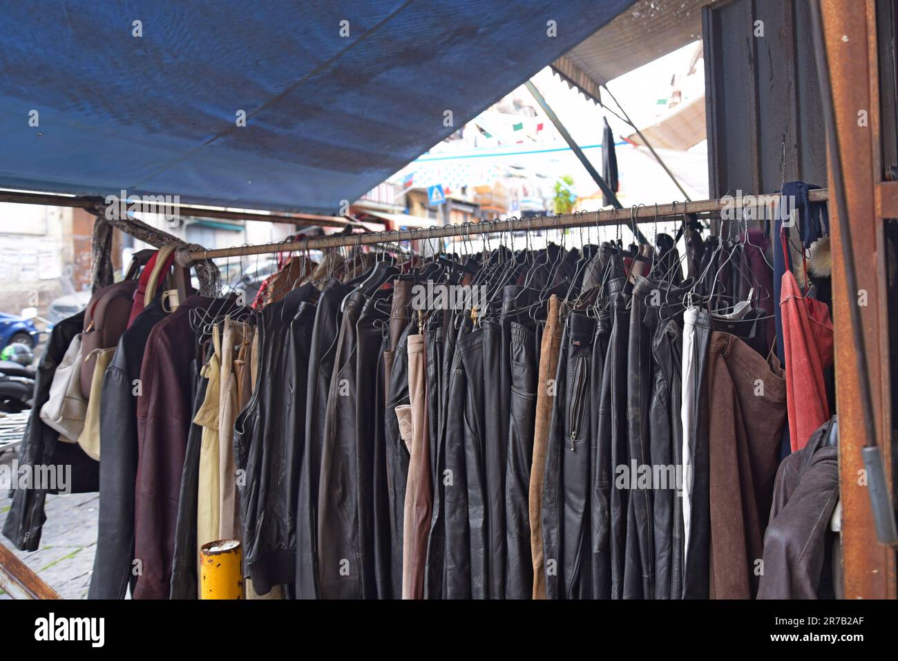 Eine große Auswahl an Lederjacken wird auf dem Vintage- und Retro-Bekleidungsmarkt von Pugliano in Ercolano, Neapel, Italien, angeboten Stockfoto