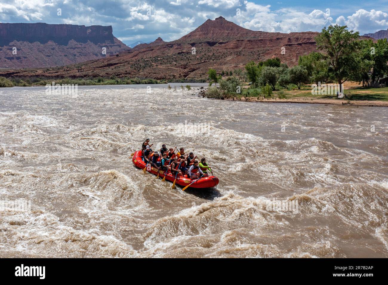 Touristen genießen eine Rafting-Tour durch die großen Wellen in White's Rapid auf dem Colorado River im Hochwasser. Moab, Utah. Stockfoto