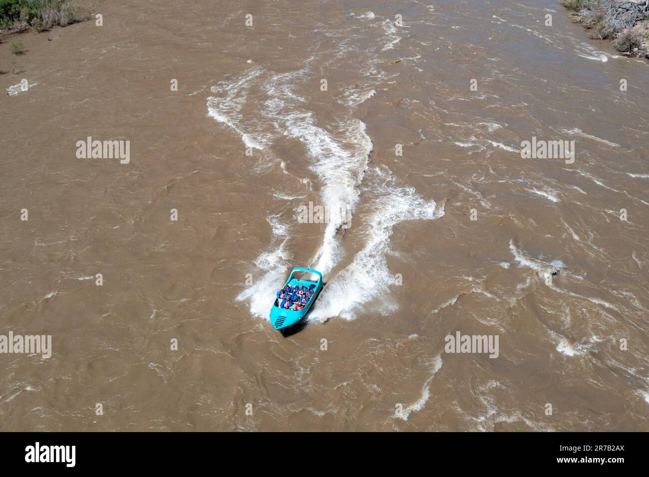 Touristen auf einer Schnellboottour in White's Rapid auf dem Colorado River in Hochwasser. Moab, Utah. Stockfoto