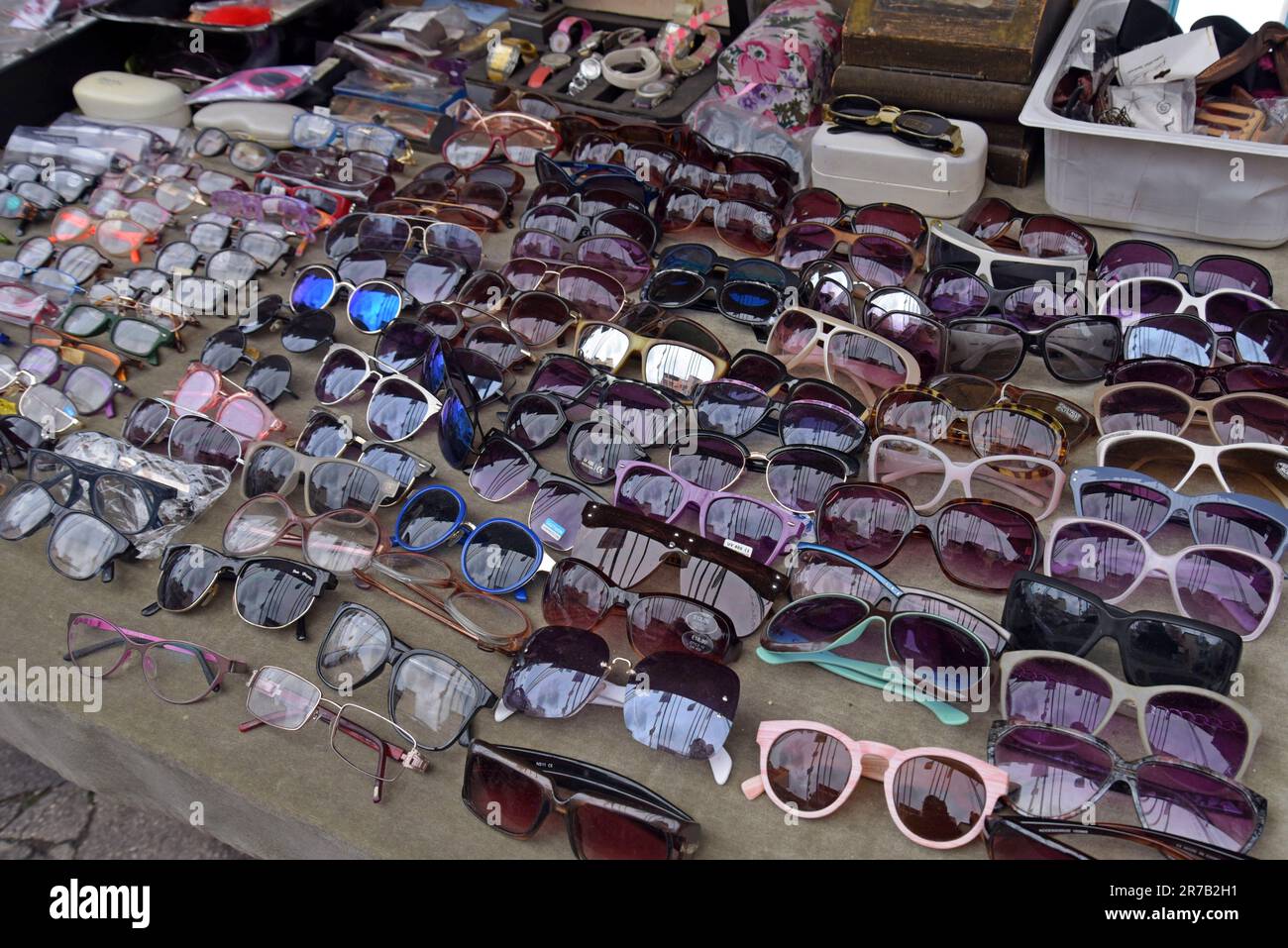 Eine große Ausstellung von Sonnenbrillen im Verkauf auf dem Oldtimer- und Retro-Bekleidungsmarkt von Pugliano in Ercolano, Neapel, Italien Stockfoto