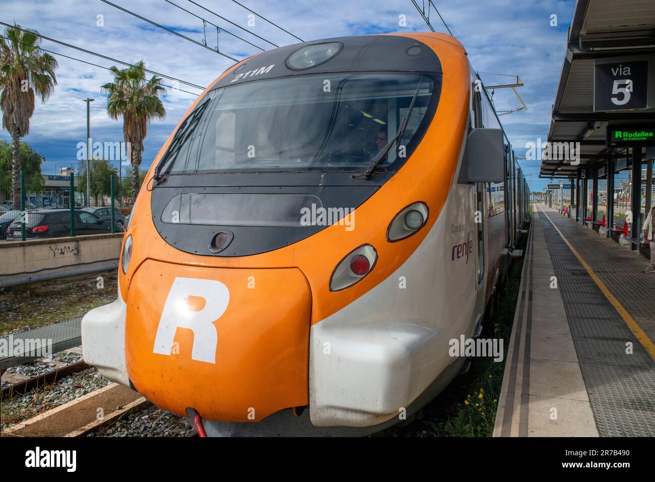 Bahnhofszug Rodalies Mataró, Maresme Coast, 2023, Barcelona, Spanien. Der moderne Zug, der entlang der katalanischen Küste fährt und an der Gaudí Bu hält Stockfoto
