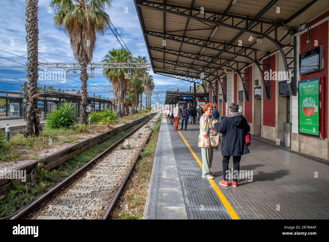 Bahnhofszug Rodalies Mataró, Maresme Coast, 2023, Barcelona, Spanien. Der moderne Zug, der entlang der katalanischen Küste fährt und an der Gaudí Bu hält Stockfoto