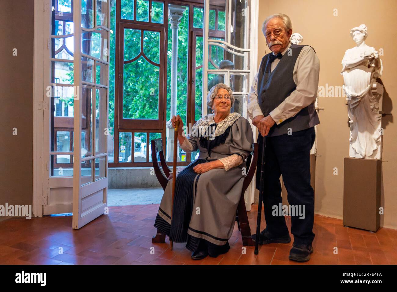 Theaterbesuch, Maria Roura Carnesoltes und Lluis Domenech i Montaner. Barcelona, Maresme-Küste, Dorf Canet de Mar, Lluís Domènech i Montaner Stockfoto