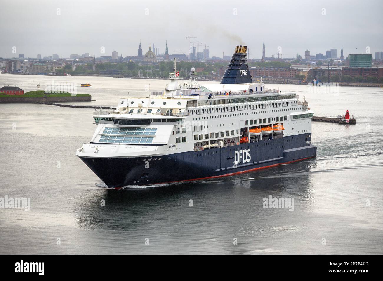 Pearl Seaways ist eine Kreuzfahrtfähre, die von der dänischen Schifffahrtsgesellschaft DFDS auf der Strecke Kopenhagen-Frederikshavn-Oslo betrieben wird. Stockfoto