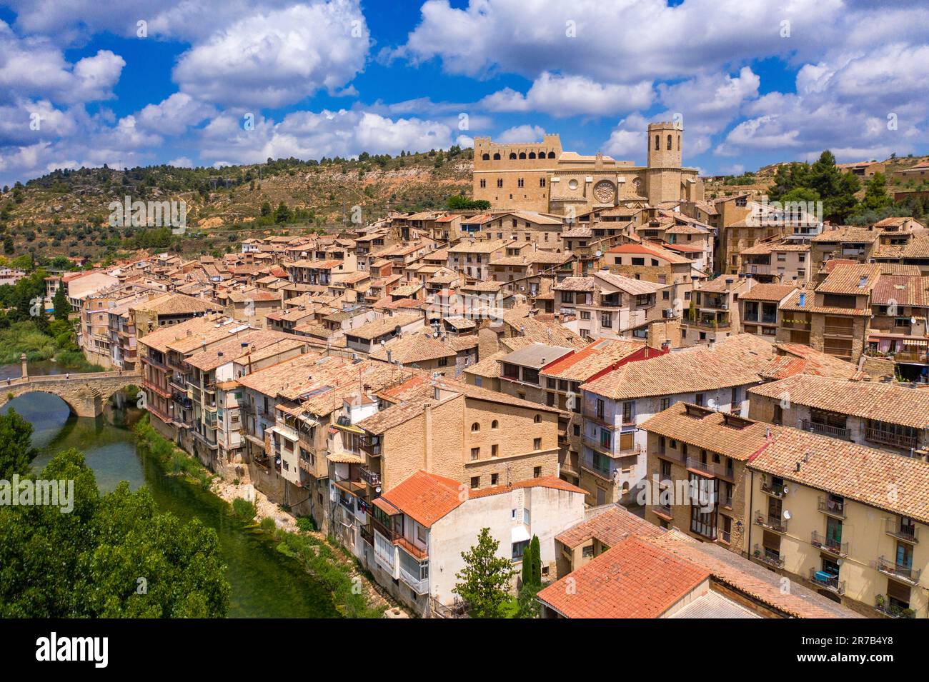 Blick aus der Vogelperspektive auf das Dorf Valderrobles, Teruel, Matarraña, Els Ports, Aragon, Spanien. Christliche Kirche von Valderrobres Santa María la Mayor, gotisches Monume Stockfoto