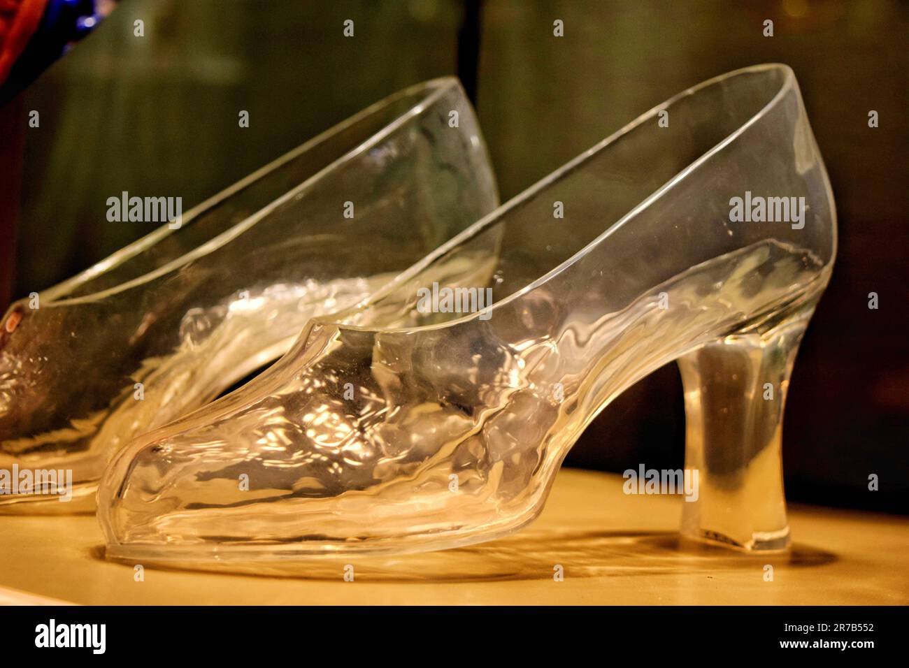 Genießen Sie den magischen Reiz von Glasdekorationen, die Licht reflektieren und ein atemberaubendes Farbspektrum bilden. Stockfoto