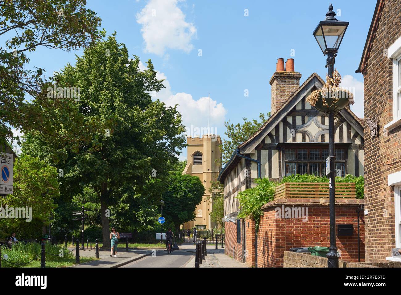 Walthamstow Village im Sommer, London, Großbritannien, mit Blick nach Norden in Richtung St. Mary's Kirche und das Alte Haus Stockfoto