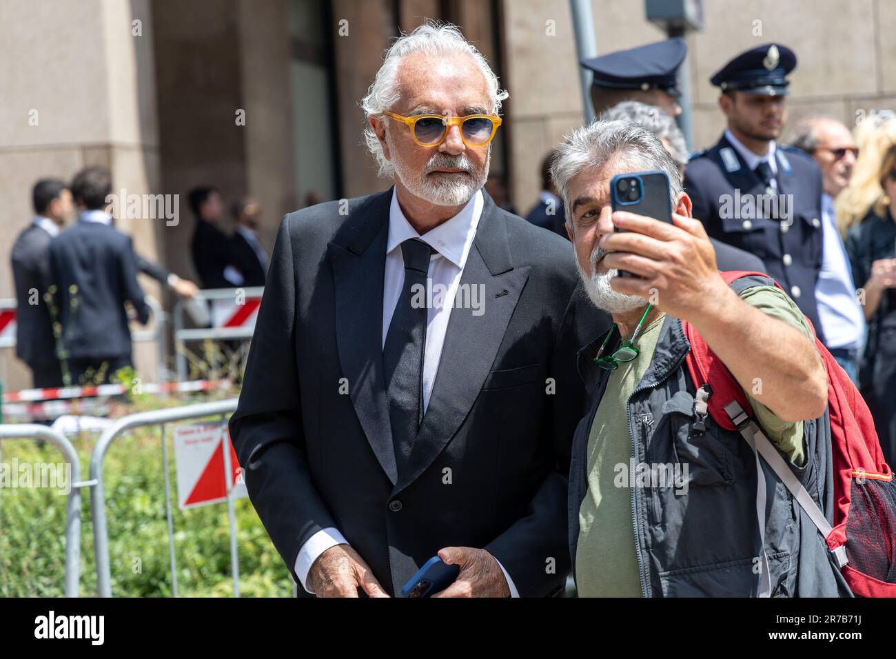 Mailand, Italien - juni 14 2023 - Staatsbegräbnis für den ehemaligen italienischen Premierminister Silvio Berlusconi am Mailänder Dom - flavio briatore mit einem Fan Kredit: Kines Milano/Alamy Live News Stockfoto