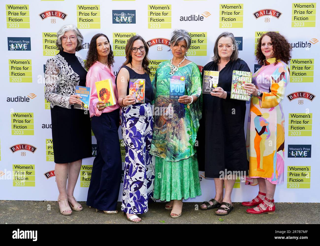 NUR REDAKTIONELLE VERWENDUNG (von links nach rechts) die Autoren Barbara Kingsolver, Jacqueline Crooks, Priscilla Morris, Laline Paull, Louise Kennedy und Maggie O'Farrell nehmen an der Zeremonie der Gewinner des Frauenpreises für Fiktion 2023 in Bedford Square Gardens, London, Teil. Bilddatum: Mittwoch, 14. Juni 2023. Der Preis, der jetzt 28. Jahre alt ist, ist offen für originelle Fiktionswerke, die von Frauen auf der ganzen Welt in englischer Sprache geschrieben wurden. Der Gewinner erhält £30.000 und die „Bessie“, eine Bronzefigur in limitierter Auflage des Künstlers Grizel Niven. Die diesjährige Auswahlliste ist Jacqueline Crooks - Fire Rush; Louise Stockfoto