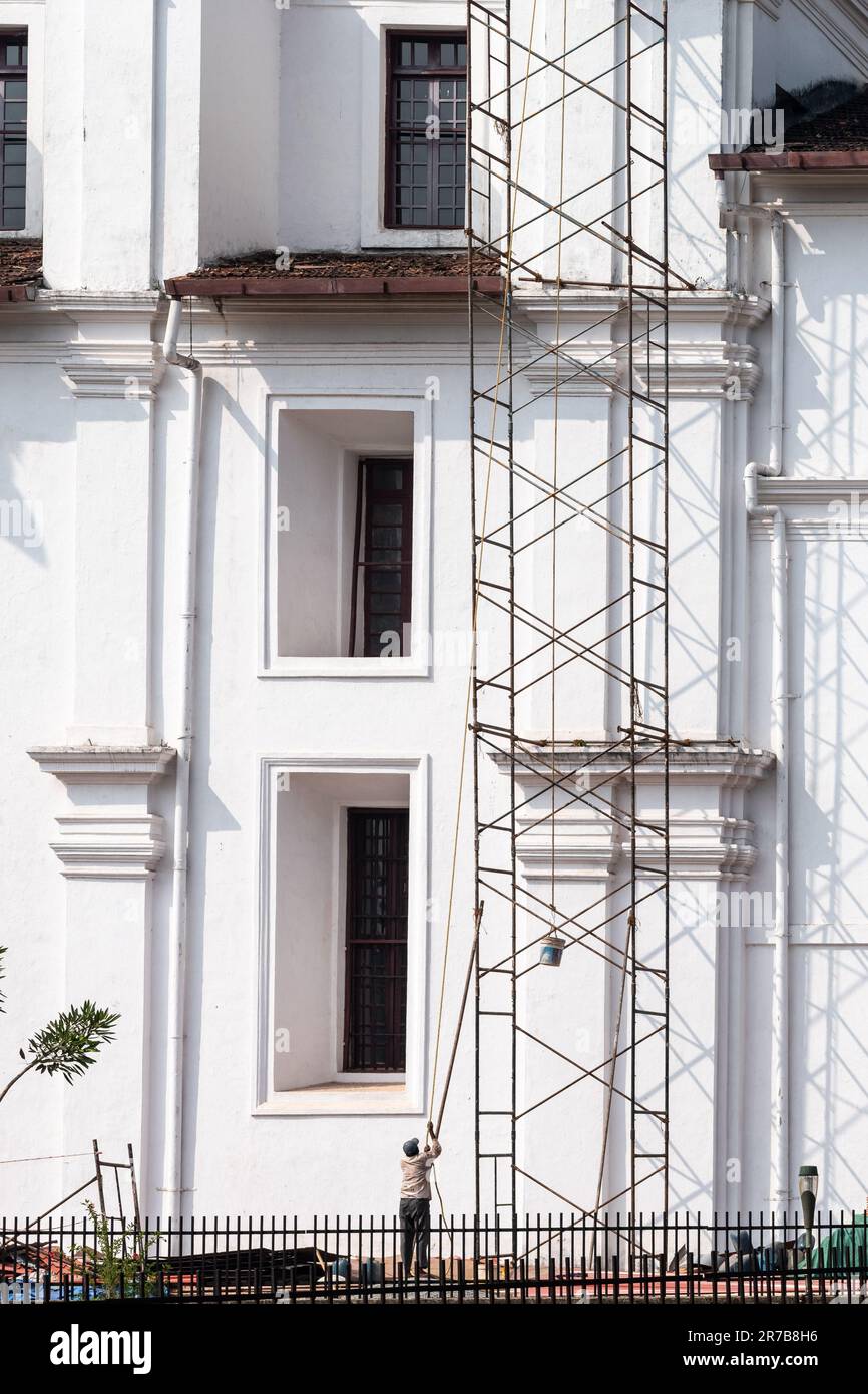 Old Goa, Indien - Januar 2023: Restaurierungsarbeiten an der alten portugiesischen Str. Franziskus von Assisi Kirche in Old Goa. Stockfoto