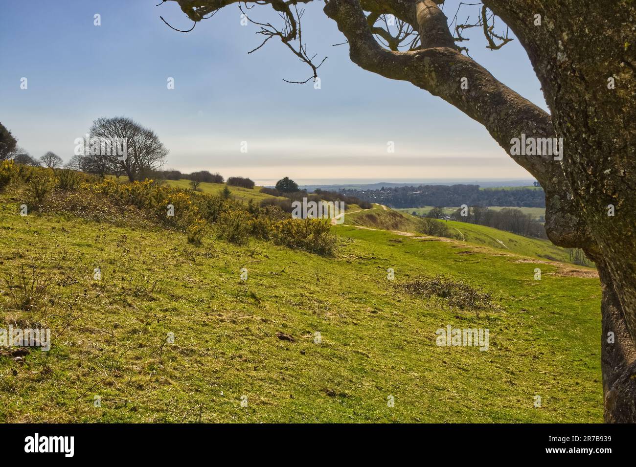 Blick über den Ärmelkanal im Worthing in West Sussex, England. Vom Cissbury Ring an der South Downs. Stockfoto