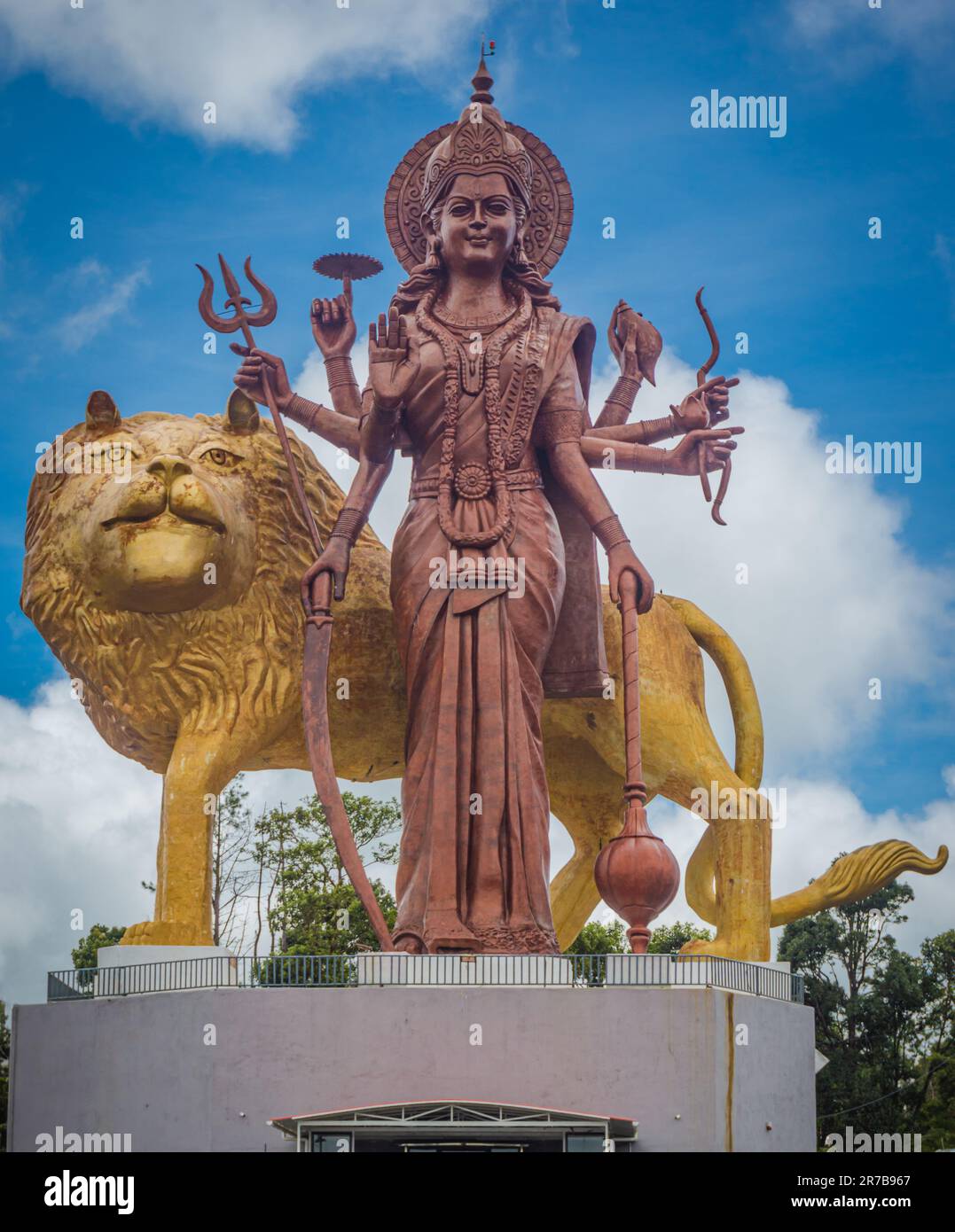 Statue der hinduistischen Göttin Durga in Grand Bassin, Mauritius. Vertikales Foto Stockfoto