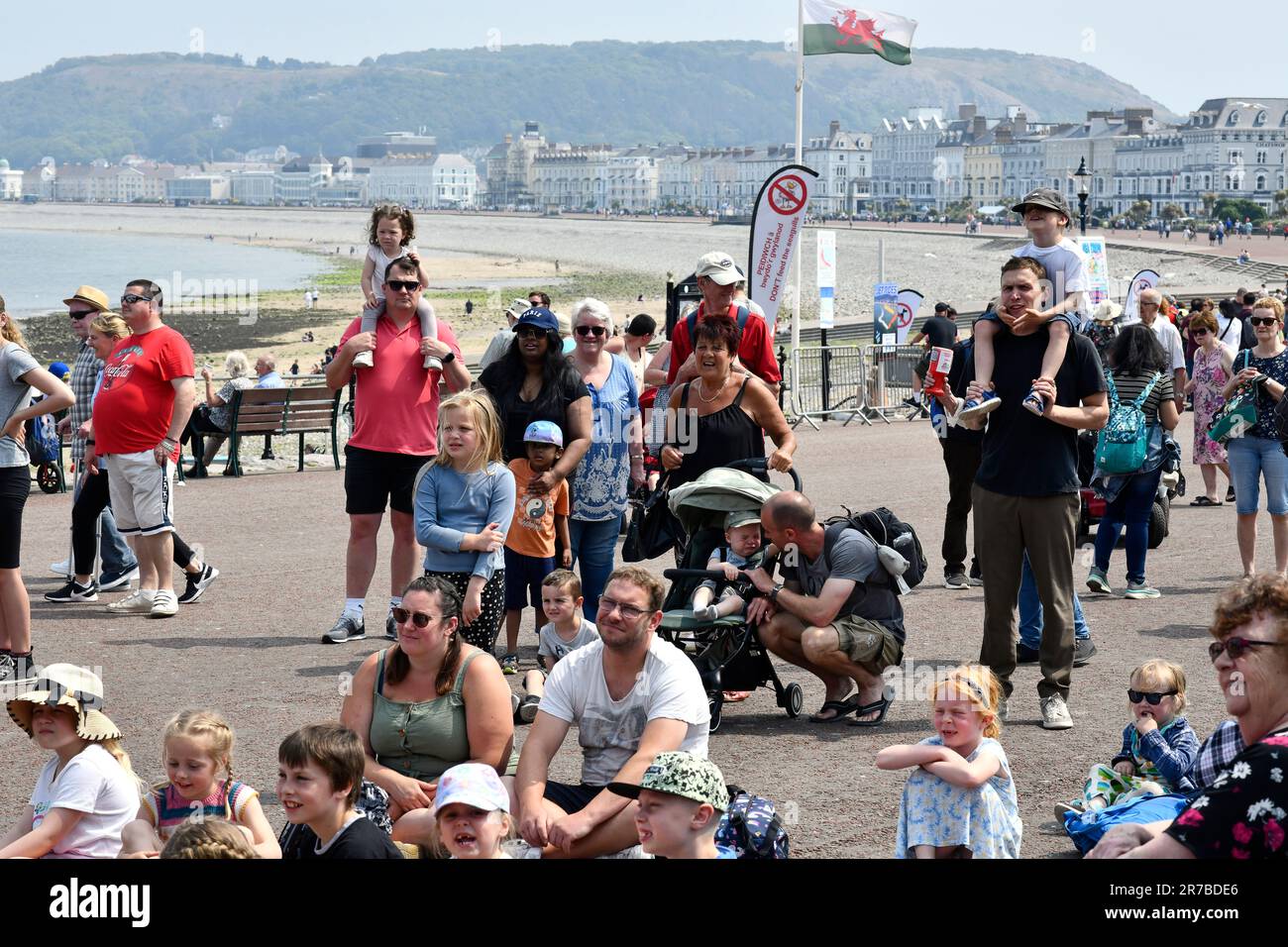 Familien und Kinder sehen Professor Codmans traditionelle Punch- und Judy-Show auf der Llandudno Promenade. Wales Uk Stockfoto