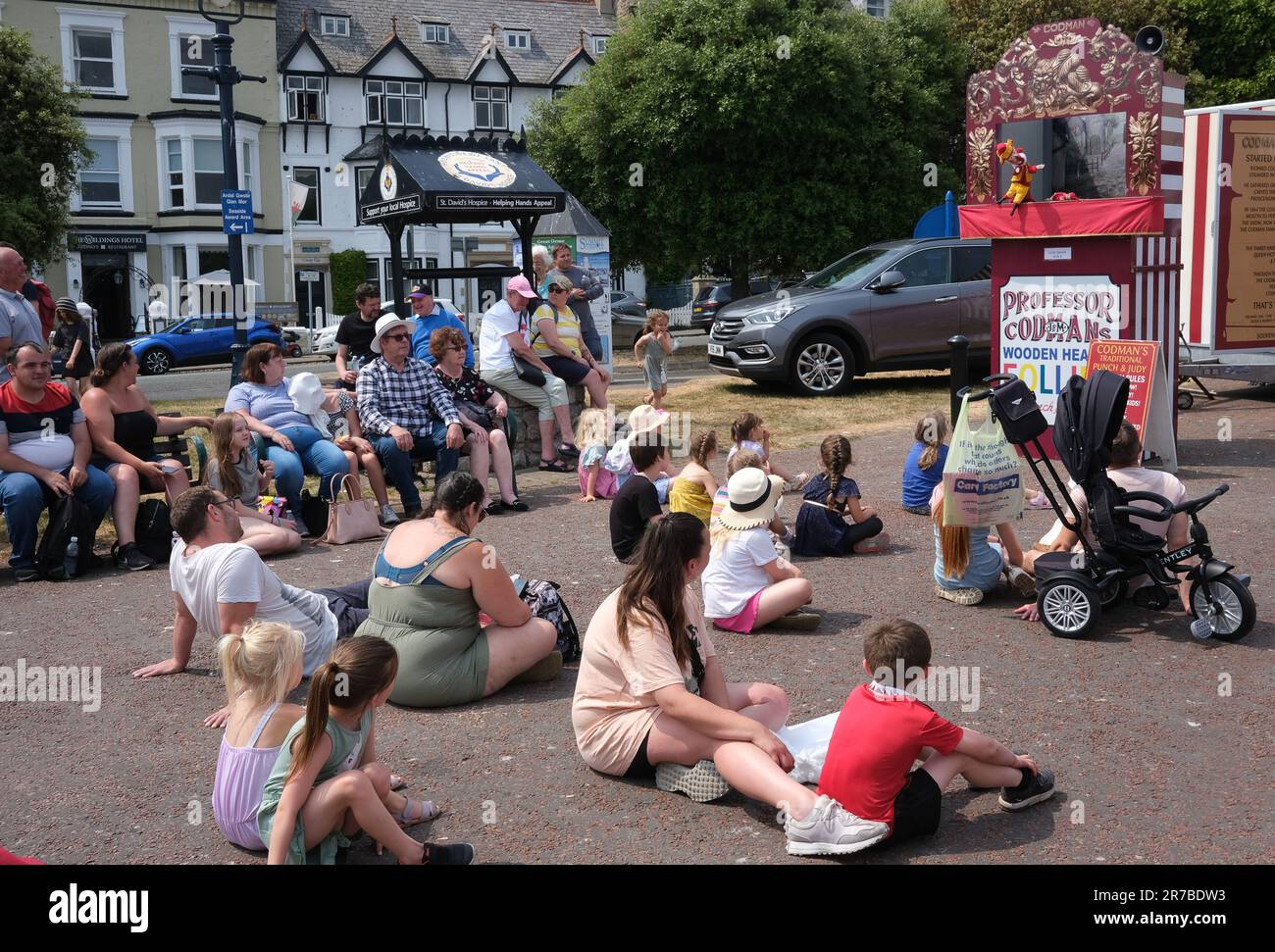 Kinder sehen Professor Codmans traditionelle Punch- und Judy-Show auf der Llandudno Promenade. Wales, Großbritannien, GB Urlaubsunterhaltung Stockfoto