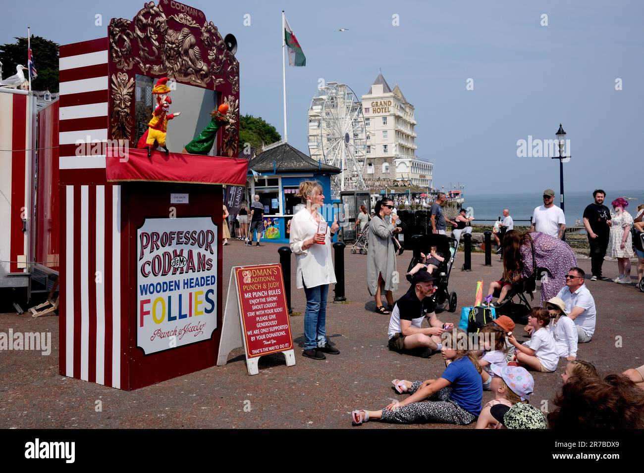 Kinder sehen Professor Codmans traditionelle Punch- und Judy-Show auf der Llandudno Promenade. Wales, Großbritannien, GB Urlaubsunterhaltung Stockfoto