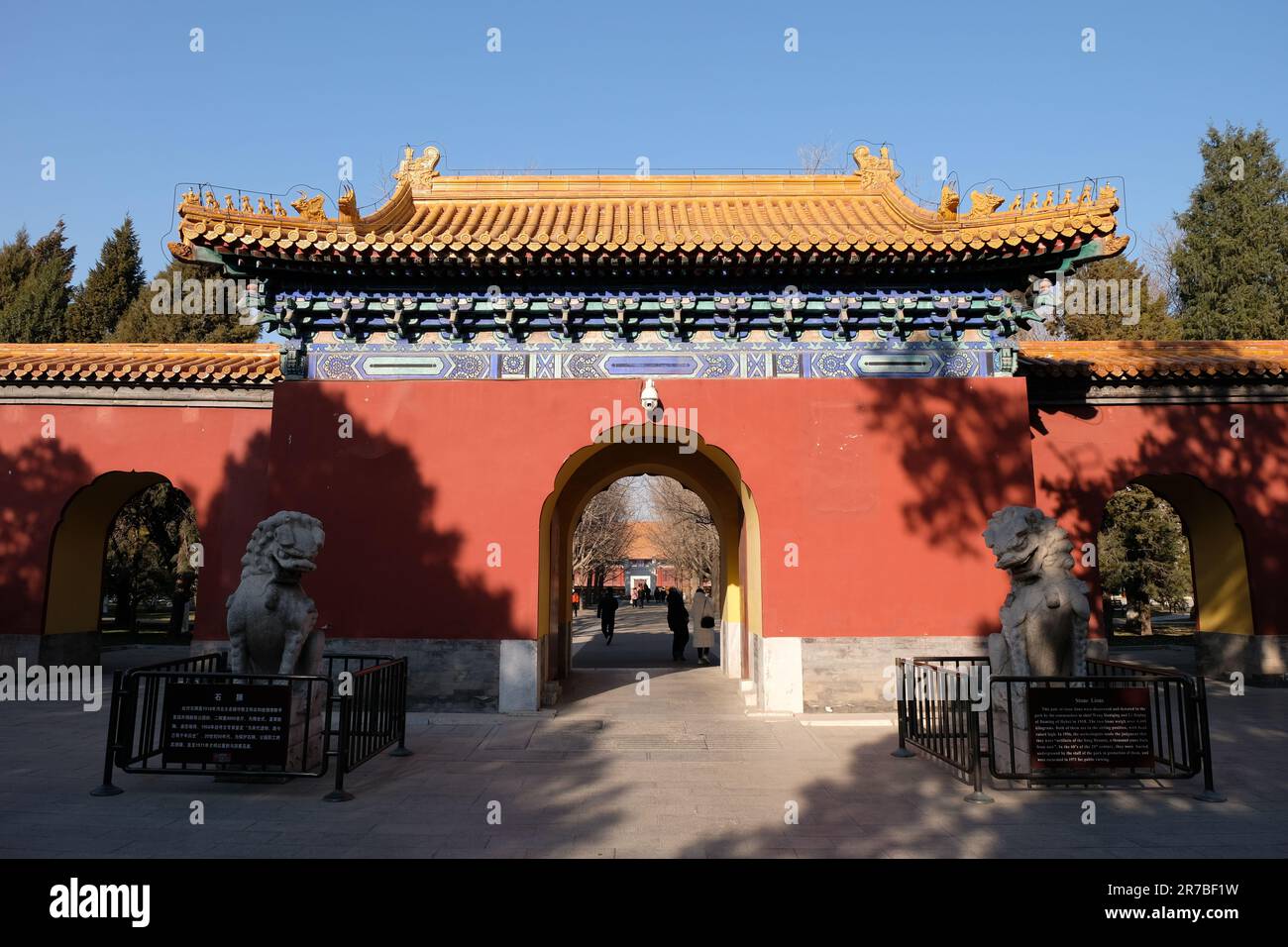 Außenansicht eines traditionellen chinesischen Gebäudes mit zwei dekorativen Löwenstatuen am Eingang Stockfoto