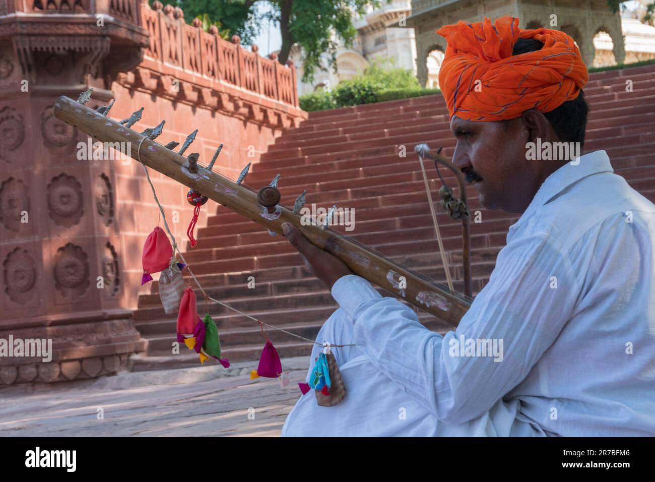 Jodhpur,Rajasthan,Indien - 18. Oktober 2019 : Rajasthani Volksmusiker spielt Sarengi, ein Rajasthani Musical Insturement im Jaswant Thada. Stockfoto