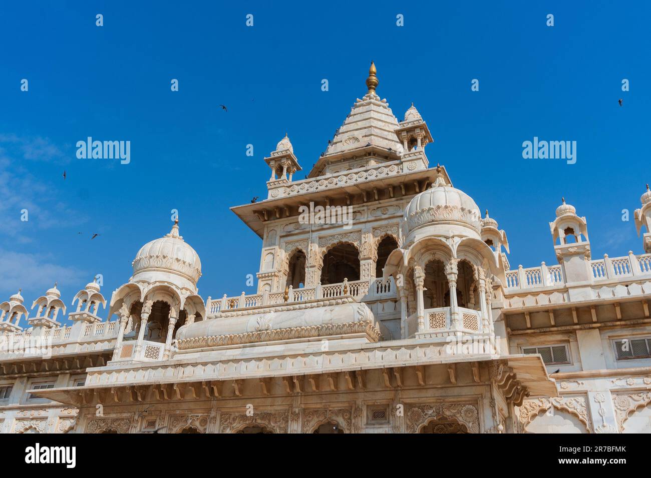 Wunderschöne Aussicht auf Jaswant Thada cenotaph, Jodhpur, Rajasthan, Indien. Erbaut aus aufwendig geschnitzten Marmorlaken von Makrana, die unter der Sonne leuchten. Stockfoto