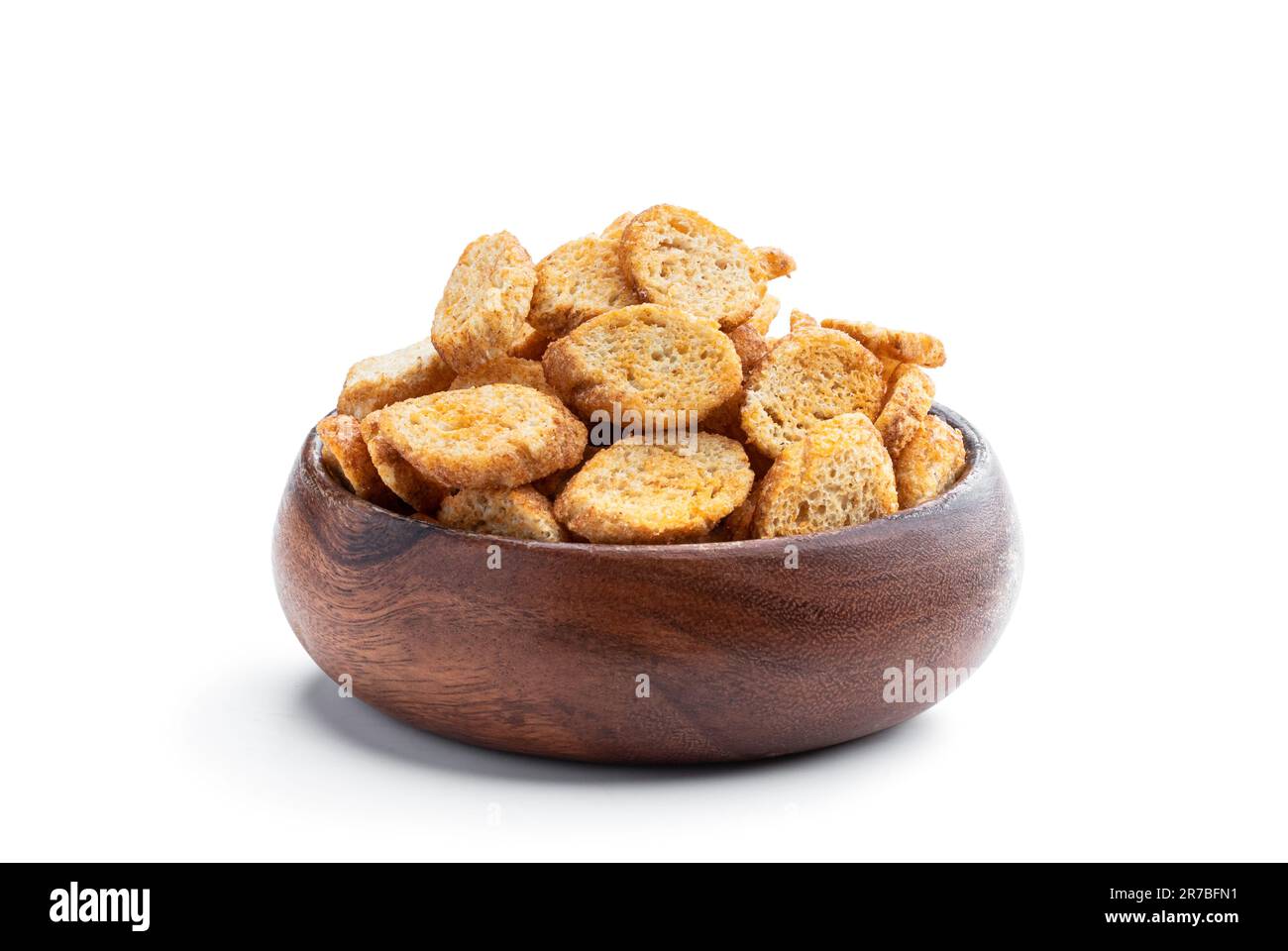 Knusprige Croutons in Holzschüssel isoliert auf weißem Hintergrund Stockfoto