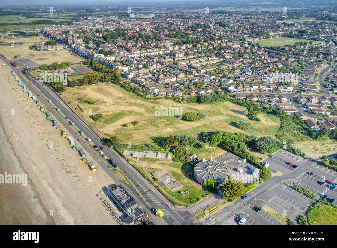 Der 9-Loch-Par 3-Pitch- und Putt-Golfplatz neben den Norfolk Gardens in Littlehampton, aus der Vogelperspektive. Stockfoto