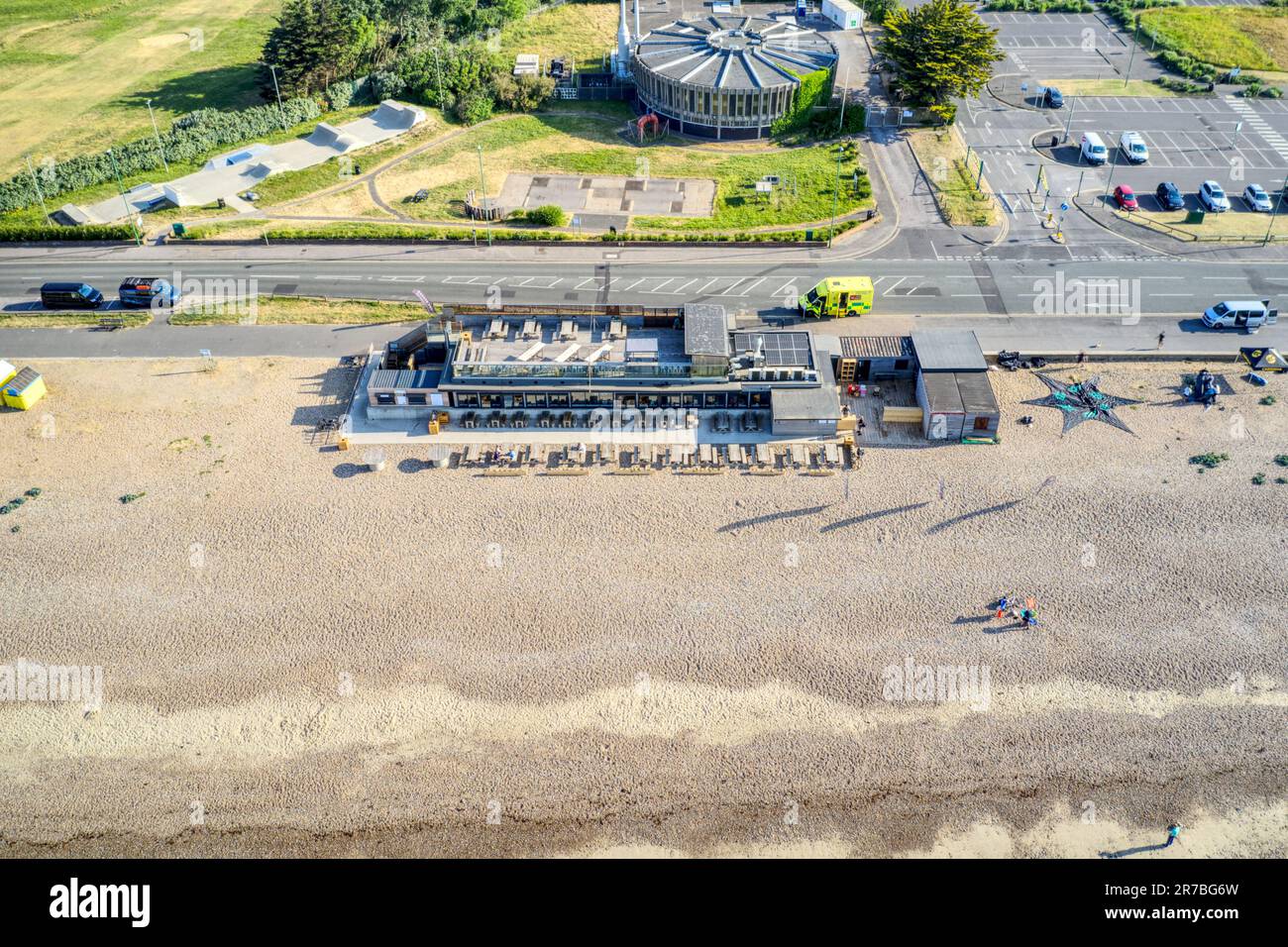The Beach Cafe an der Küste von East Beach in Littlehampton Südengland, Luftblick. Stockfoto
