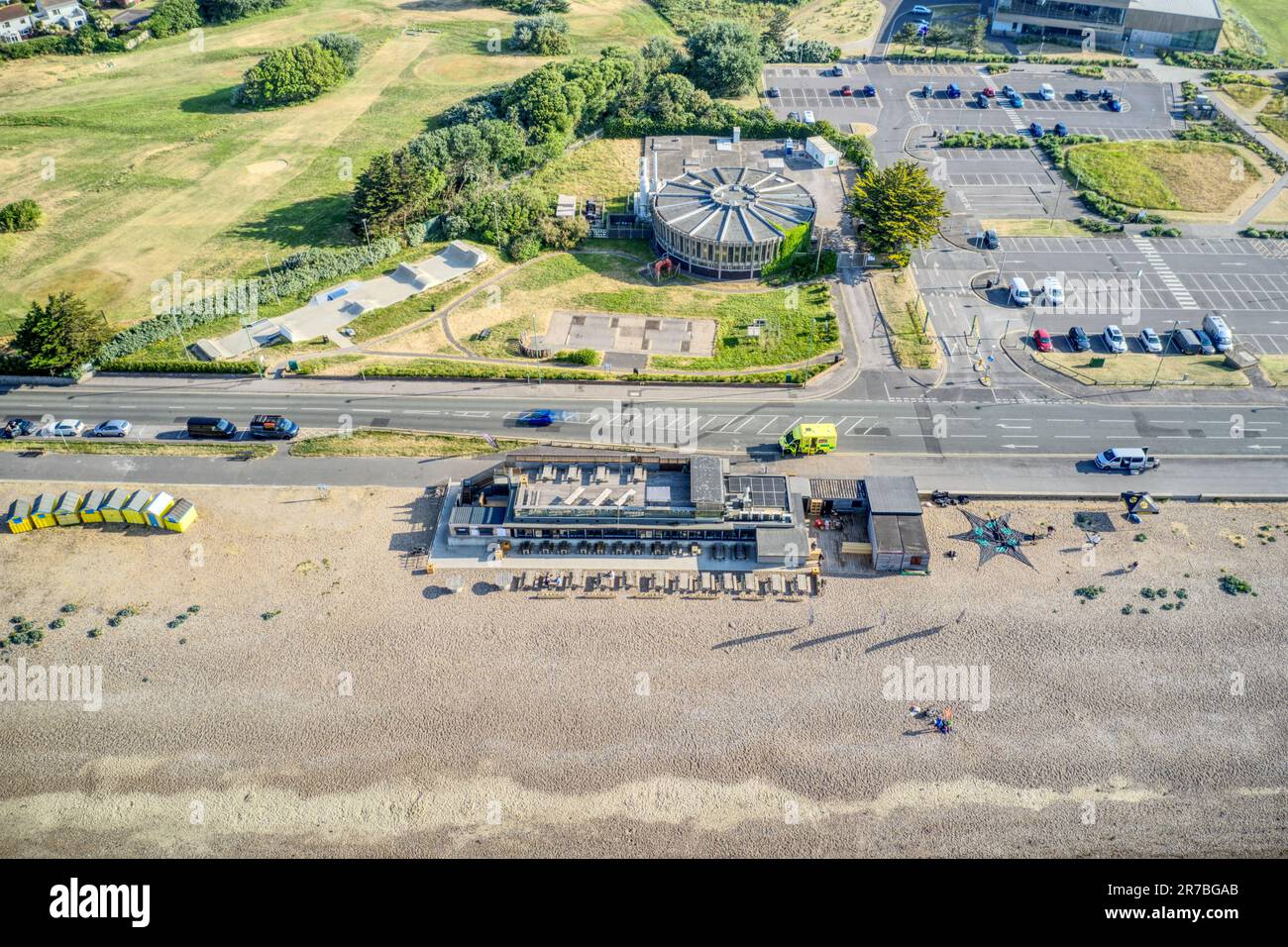 The Beach Cafe an der Küste von East Beach in Littlehampton Südengland, Luftfoto. Stockfoto