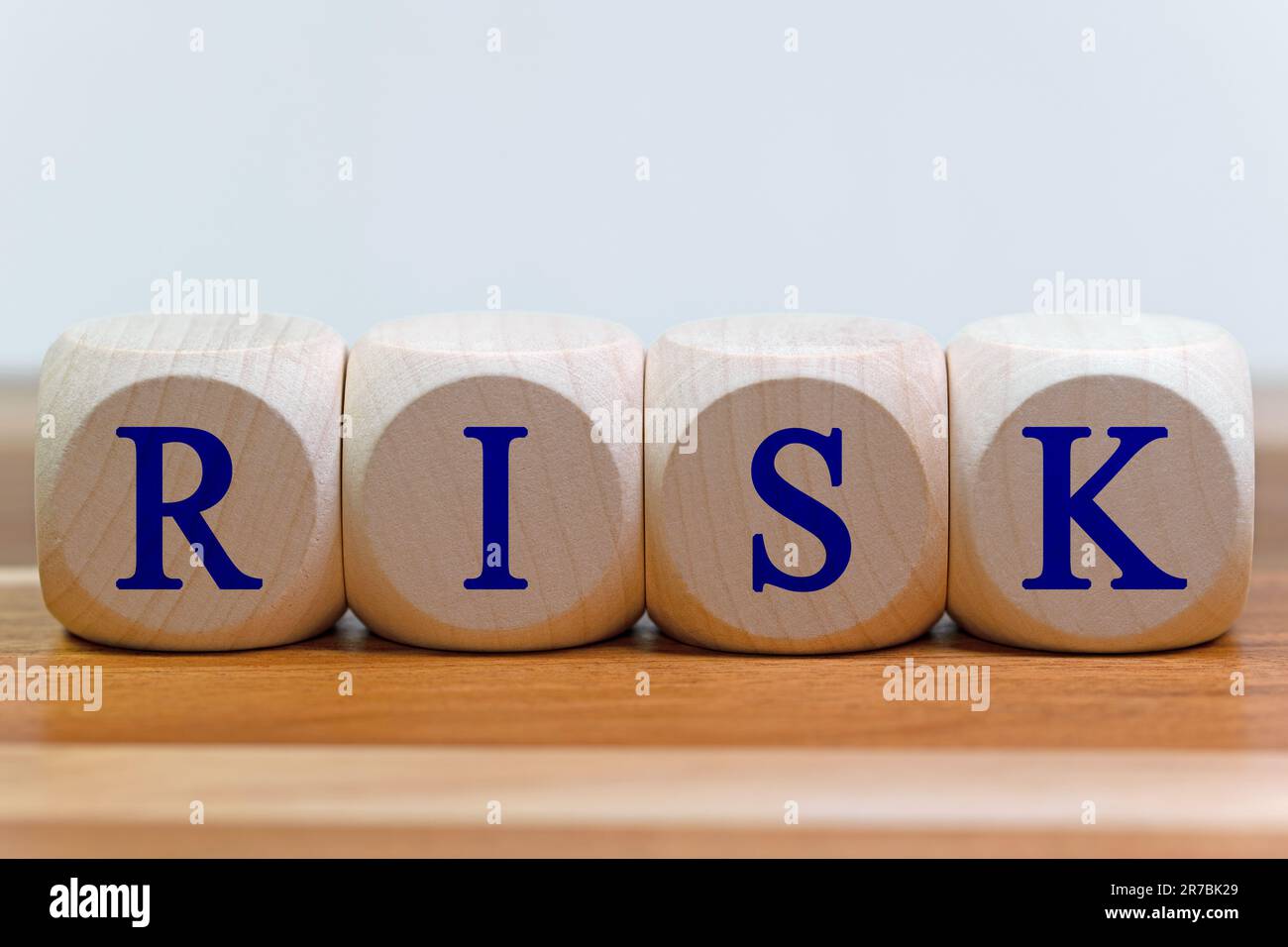 Vier Holzwürfel sind als Risk markiert Stockfoto