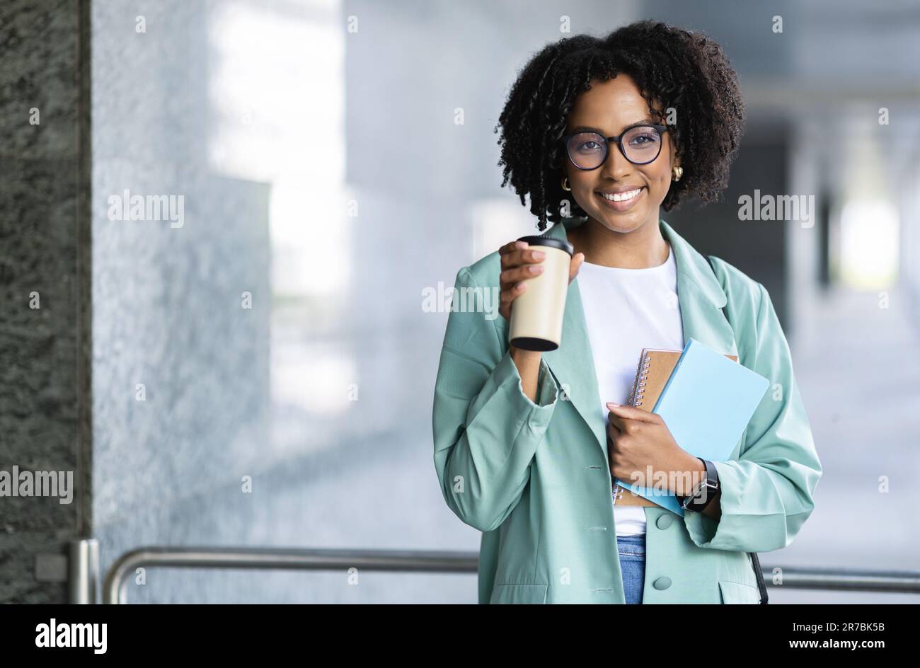 Außenporträt einer jungen, schönen schwarzen Mitarbeiterin Stockfoto