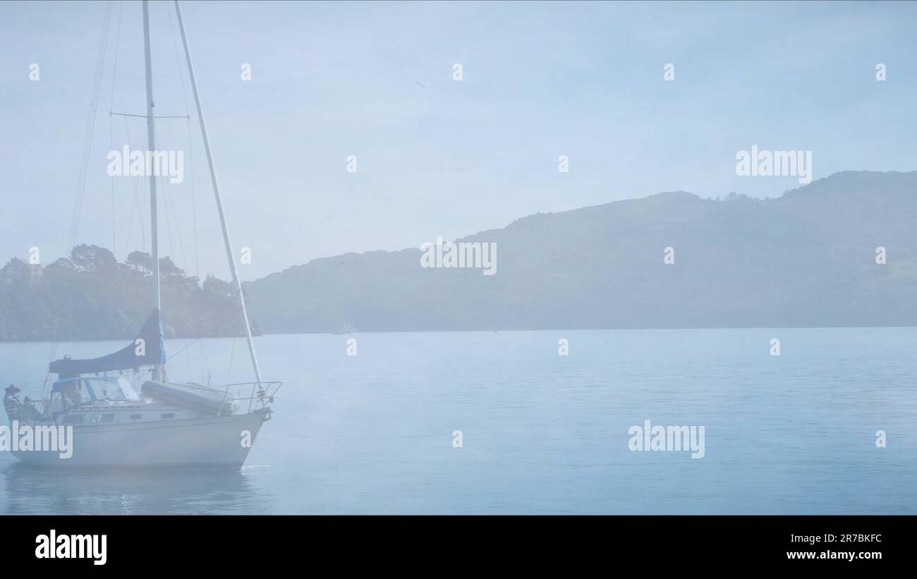 Segelboot im Ozeanhafen unter blauem Himmel im Hintergrund Stockfoto