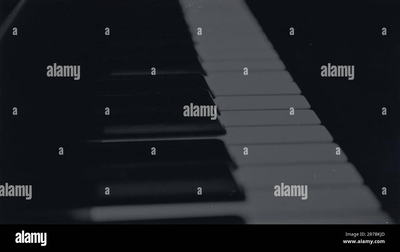 Nahaufnahme von weißen elfenbeinfarbenen Tasten und schwarzen Tasten auf altem Klavier Stockfoto