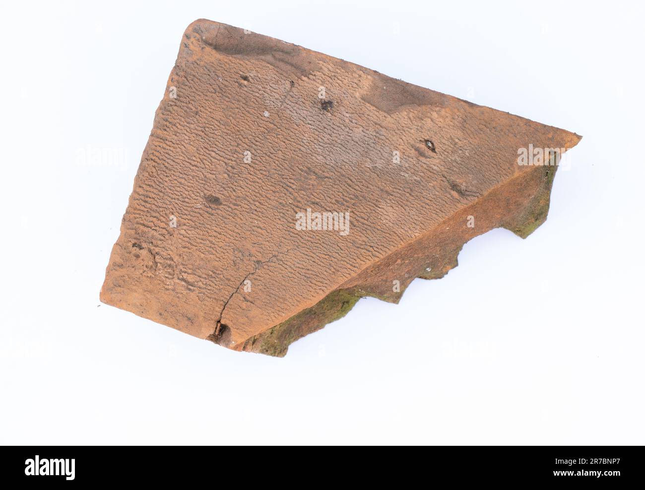 Ein Stück altes Ziegelstein auf weißem Hintergrund Stockfoto