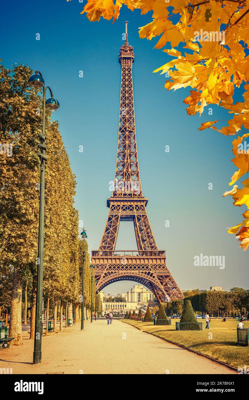 Eiffelturm über blauem Himmel im Herbst Stockfoto