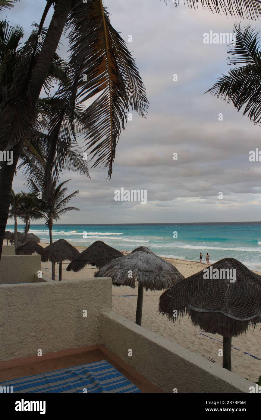 Blick auf die Strandlandschaft vom Hotelzimmer im Pyramid Grand Oasis Resort in Cancun, Mexiko. Stockfoto