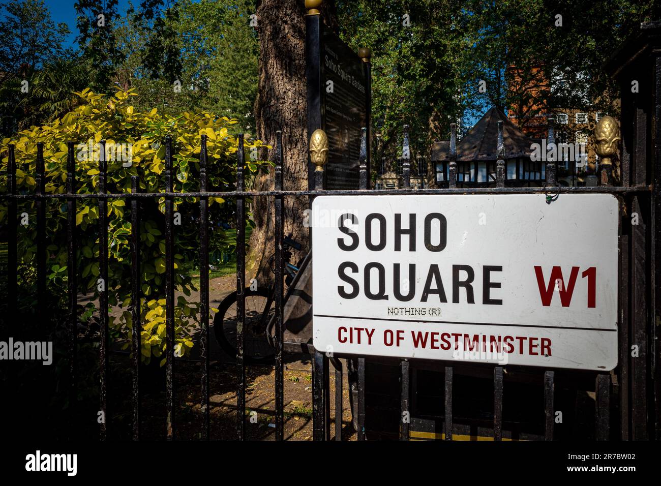 Soho Square W1-Soho Square ist ein grüner Platz in Londons Soho Entertainment District zurückgehend bis 1681 - Londoner Stadtteil Soho Straßenschilder Stockfoto