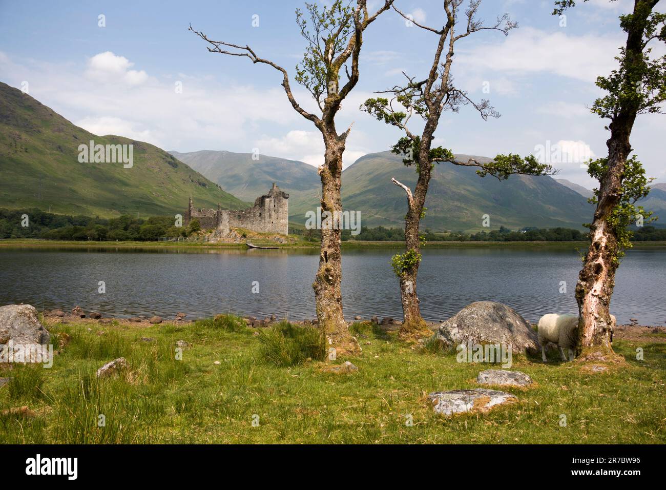 Reflexionen von Kilchurn Castle auf Loch Awe Stockfoto