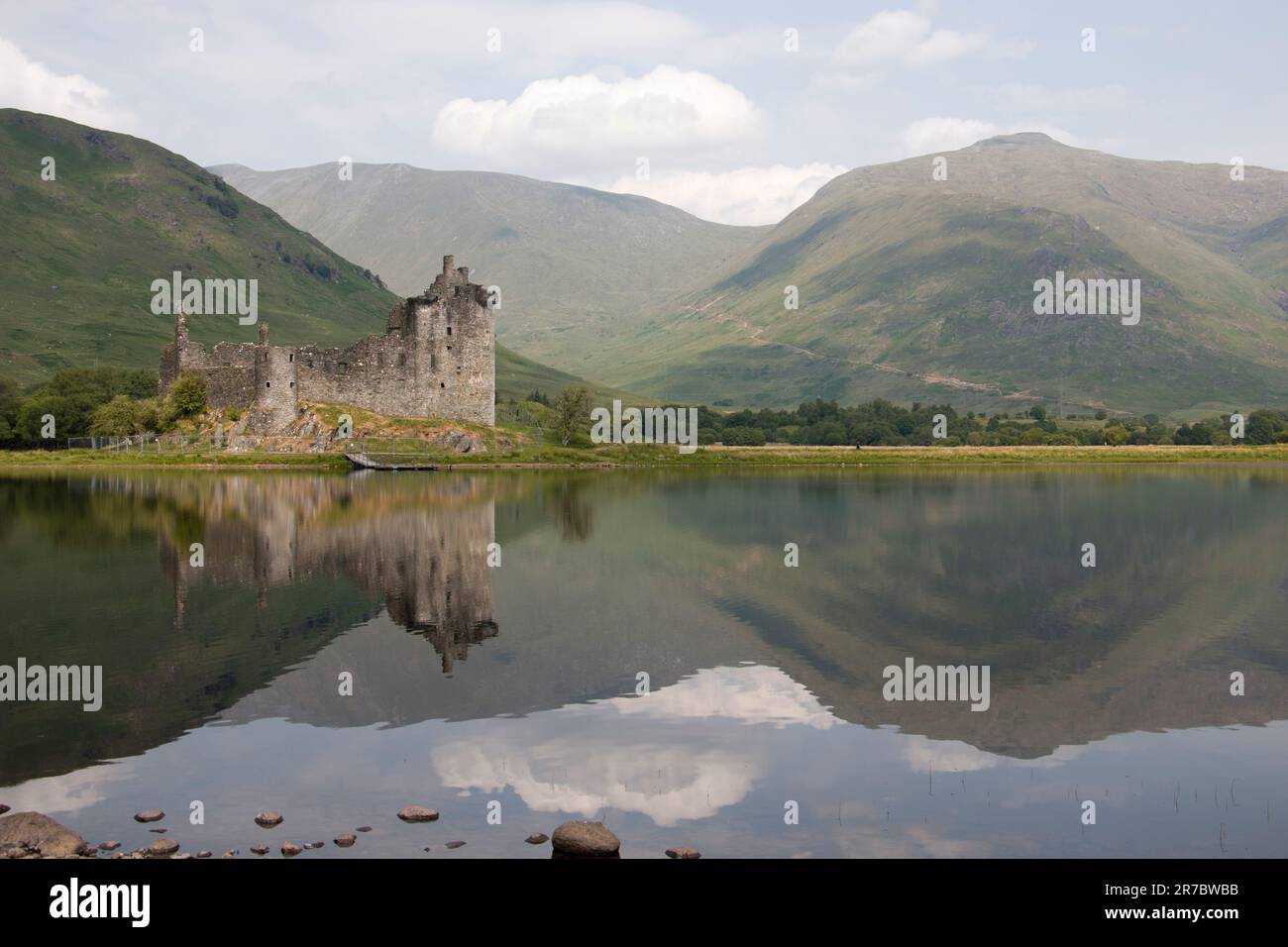 Reflexionen von Kilchurn Castle auf Loch Awe Stockfoto