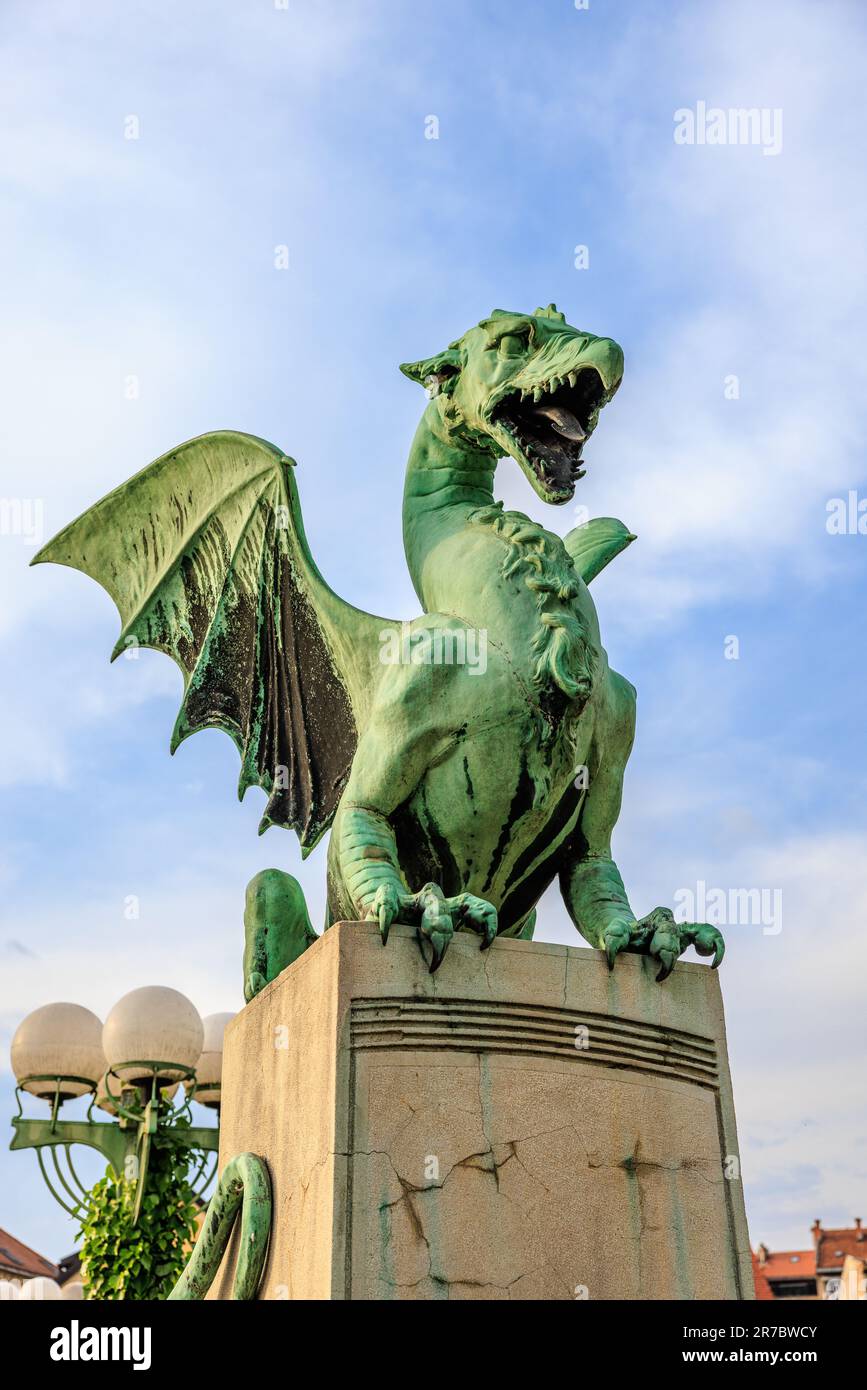 Nahaufnahme der grünen Drachenkupferstatue auf der märchenhaften Drachenbrücke in ljubljana slowenien Stockfoto