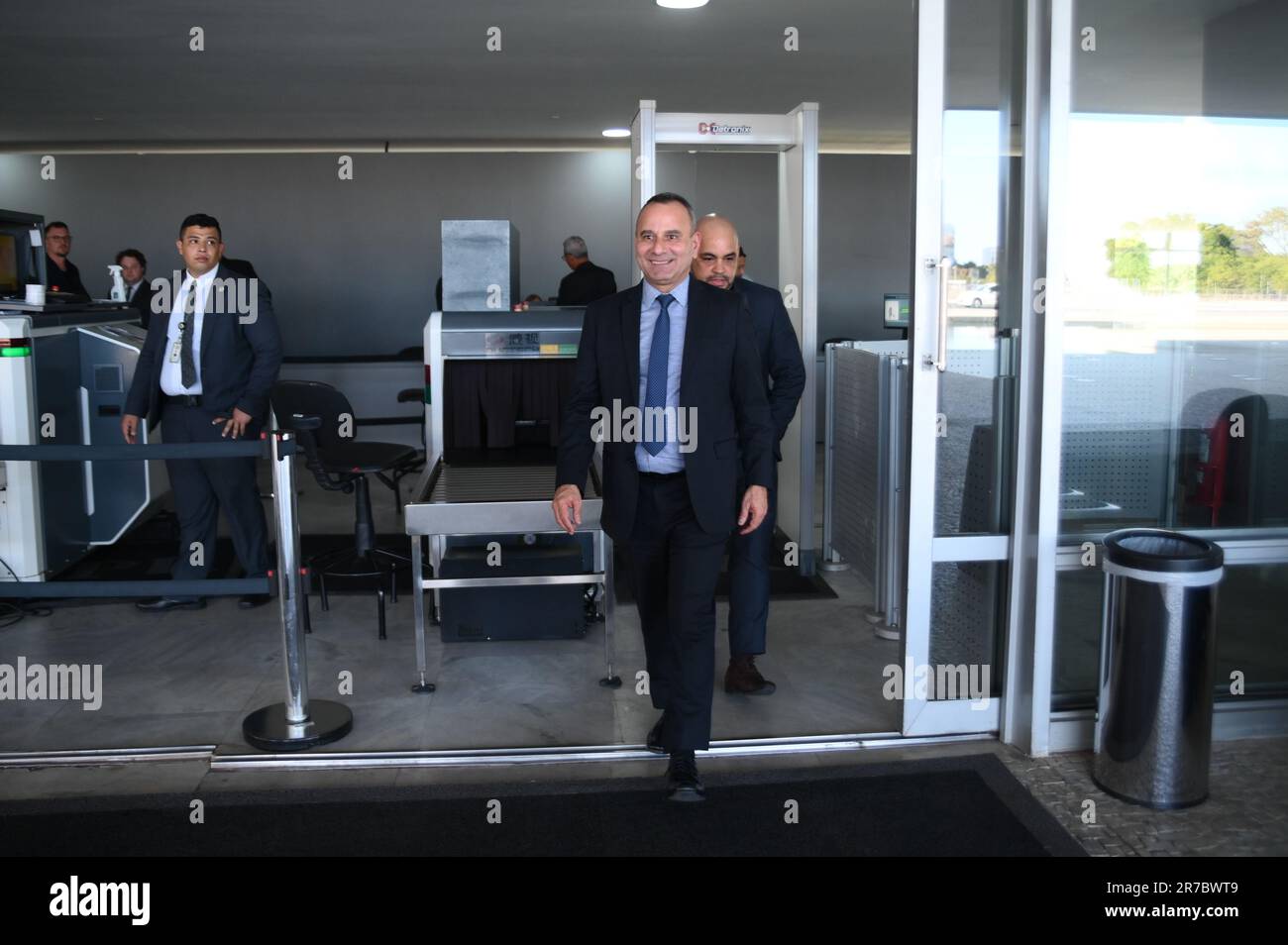 Brasília, DF - 14.06.2023: WAGUINHO NO Palácio DO PLANALTO - Foto, Bürgermeister Waguinho verlässt den Planalto-Palast. Diesen Mittwoch (14) hält der Ehemann der Tourismusministerin Daniela Carneiro und des Bürgermeisters von Belford Roxo, Wagner Carneiro (Waguinho), ein Treffen im Planalto-Palast ab und spricht auf dem Weg nach draußen vor der Presse. (Foto: Ton Molina/Fotoarena) Stockfoto