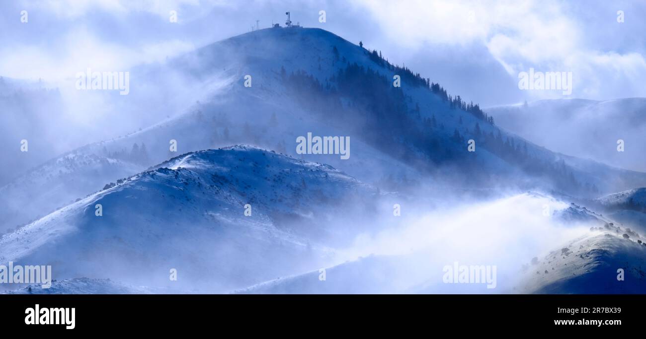 Berge mit Schneewehen im Winter Sturm Schneewallungen hohe Winde Stockfoto