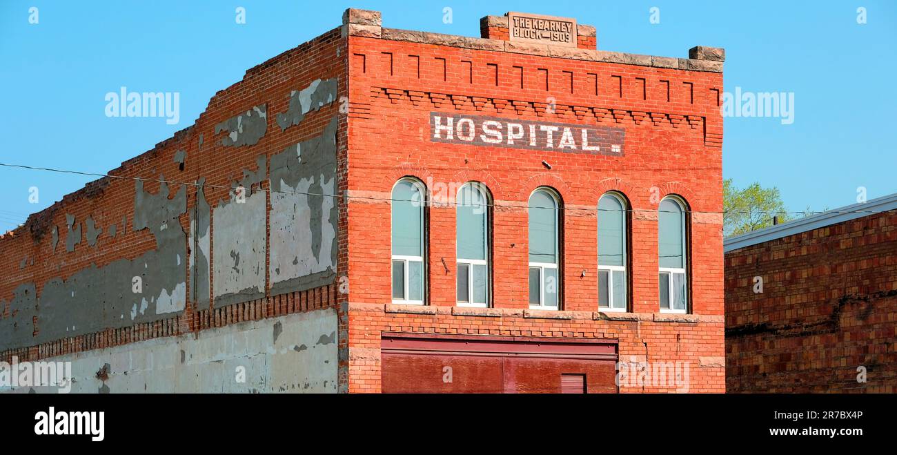 Altes verlassenes Krankenhausgebäude in einer Kleinstadt, das nicht mehr genutzt wird Stockfoto