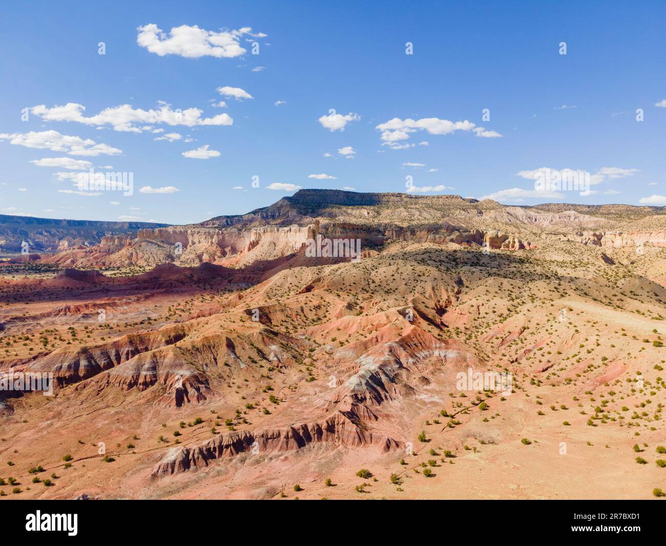 Luftaufnahme von Georgia O'Keefe's Ghost Ranch in der Nähe von Abiquiu, New Mexico, USA, an einem wunderschönen Frühlingstag. Stockfoto