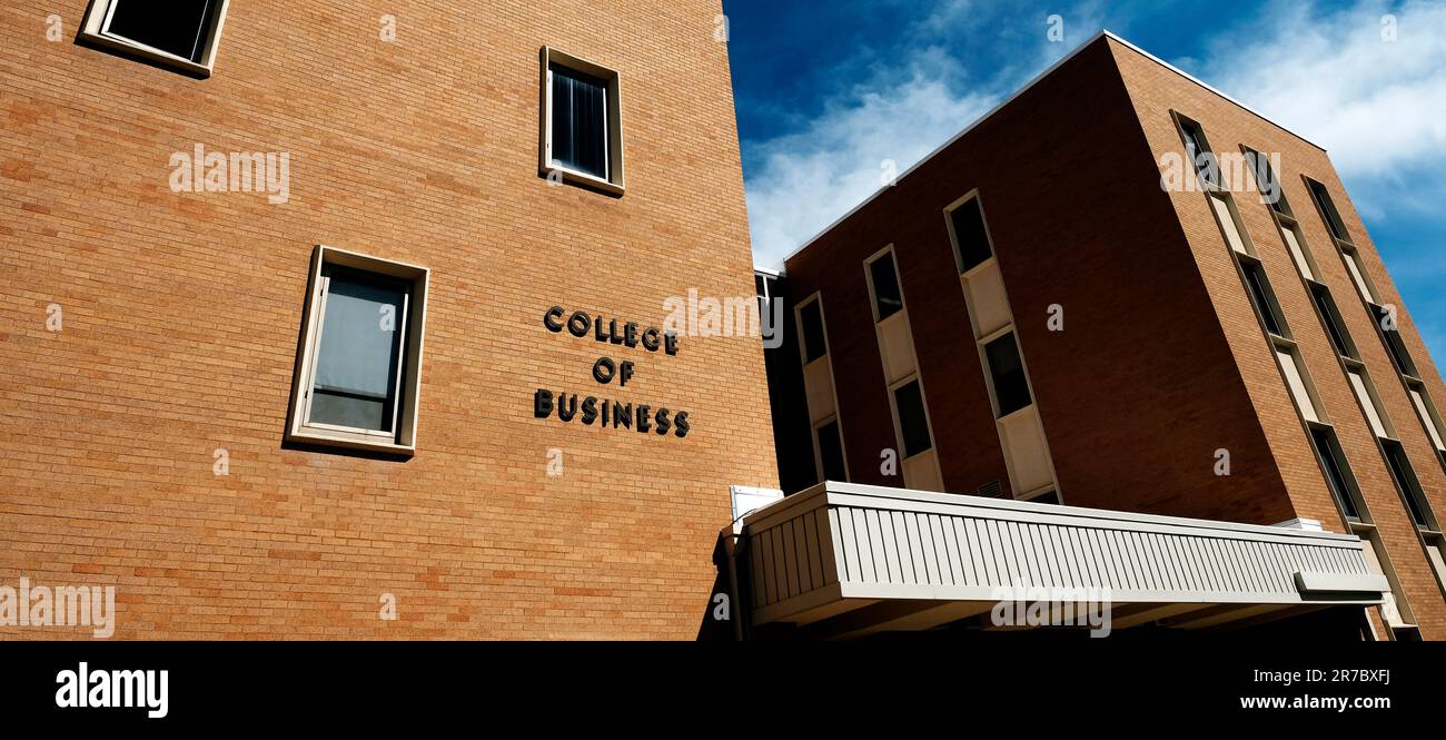 Backsteingebäude des College of Business an einer Hochschuleinrichtung der USA Stockfoto