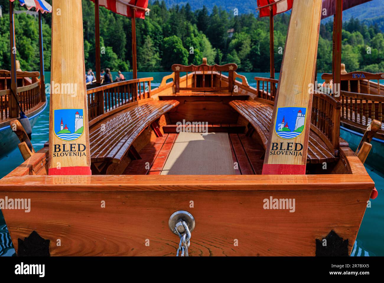Nahaufnahme des breiten Hecks eines traditionellen Pletna-Bootes auf dem See blutete mit bemalten und dekorierten Rudern Stockfoto